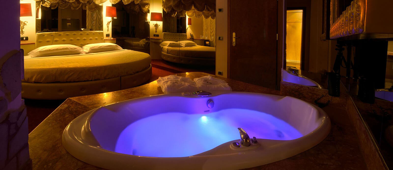 Motel K Junior Suite Araba vista su vasca idromassaggio per 2 persone con seduta frontale davanti al letto, cromoterapia camera a tema Medio-Oriente