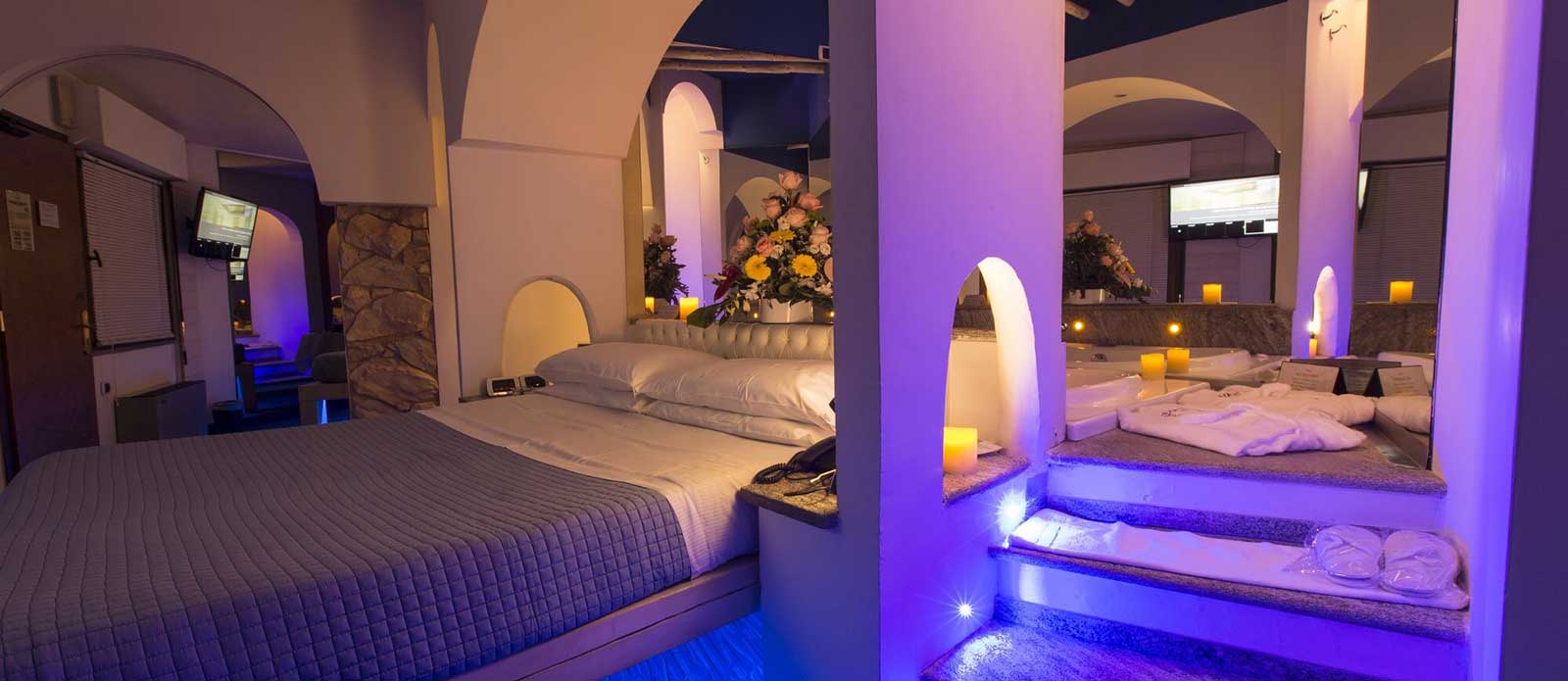 Motel K Junior Suite Santorini Motel K Junior Suite Santorini vista su letto matrimoniale con vasca idromassaggio dietro al letto , servizio candele in suite, camera a tema isole greche